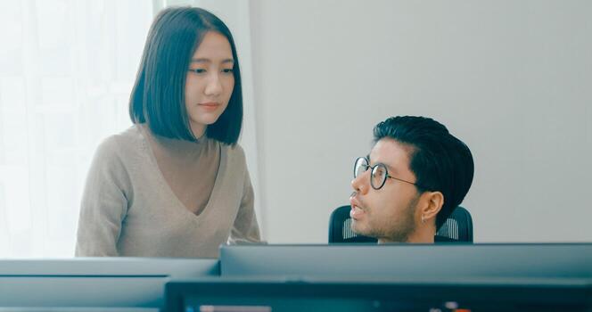 grupo adulto Asia masculino, hembra Lanza libre reunión escribir rápido ai larva del moscardón eso aplicación inteligente programa nómada, juego, hablar estrategia, discutir plan, usuario interfaz, diseñador, grande datos centrar en escritorio computadora foto