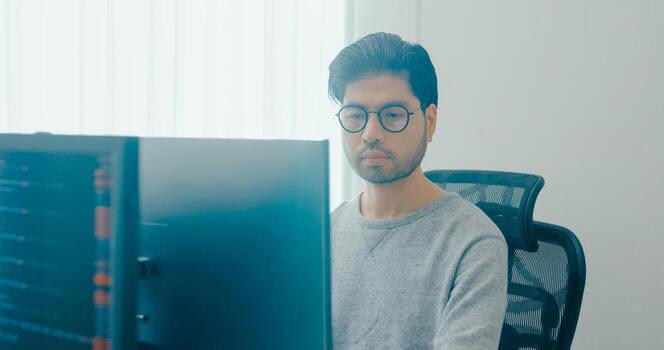 joven adulto Asia masculino Lanza libre los anteojos mecanografía escribir rápido ai larva del moscardón eso aplicación inteligente programa nómada, juego, terminal con codificación, usuario interfaz, diseñador, grande datos centrar en escritorio computadora. foto