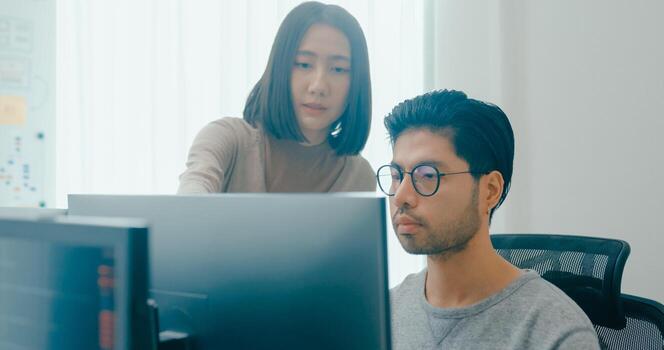 grupo adulto masculino, hembra Lanza libre reunión escribir rápido ai larva del moscardón eso aplicación inteligente programa nómada, juego, hablar estrategia, discutir plan, usuario interfaz, diseñador, grande datos centrar en escritorio computadora foto