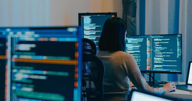 joven hembra Lanza libre mecanografía escribir rápido ai larva del moscardón eso aplicación inteligente programa nómada, juego, terminal con codificación idioma, diseñador, grande datos centrar en escritorio computadora en noche oficina. foto