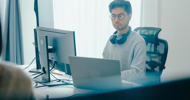 grupo Asia masculino, hembra Lanza libre mecanografía escribir rápido ai larva del moscardón eso aplicación inteligente programa nómada, juego, terminal con codificación idioma, usuario interfaz, diseñador, grande datos centrar en escritorio computadora foto