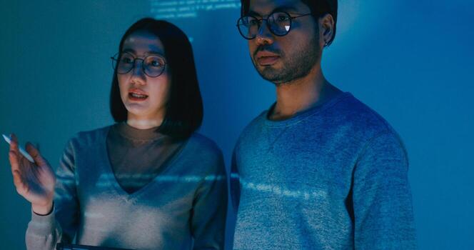 grupo adulto Asia masculino hembra software desarrolladores mentor líder gerente hablar estrategia plan a ejecutivo escribir rápido ai larva del moscardón eso aplicación programa, datos centro. saliente diapositivas código foto