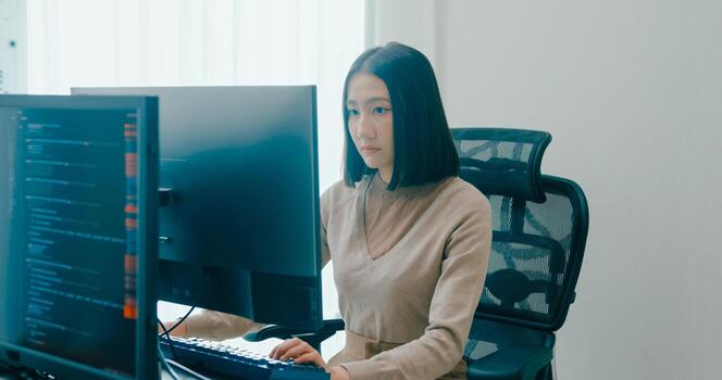 joven adulto Asia hembra escribir rápido ai larva del moscardón eso aplicación inteligente programa nómada, juego, terminal con codificación idioma, usuario interfaz, diseñador, grande datos centrar en escritorio computadora. foto