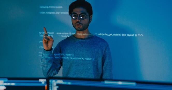 Asia masculino software desarrolladores mentor líder gerente hablar estrategia plan a ejecutivo escribir rápido ai larva del moscardón eso aplicación programa nómada, diseñador, datos centro. saliente diapositivas código foto