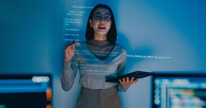 hembra software desarrollador mentor líder gerente hablar estrategia plan a ejecutivo escribir rápido ai larva del moscardón eso aplicación programa, datos centro. saliente diapositivas código foto