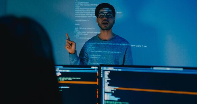 grupo Asia masculino software desarrolladores mentor líder gerente hablar estrategia plan a ejecutivo escribir rápido ai larva del moscardón eso aplicación programa nómada, juego, diseñador, datos centro. saliente diapositivas código foto