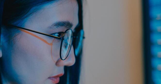 de cerca Asia hembra Lanza libre los anteojos mecanografía escribir rápido ai larva del moscardón eso programa nómada, juego, terminal con codificación idioma, diseñador, grande datos centrar en escritorio computadora en noche oficina. foto