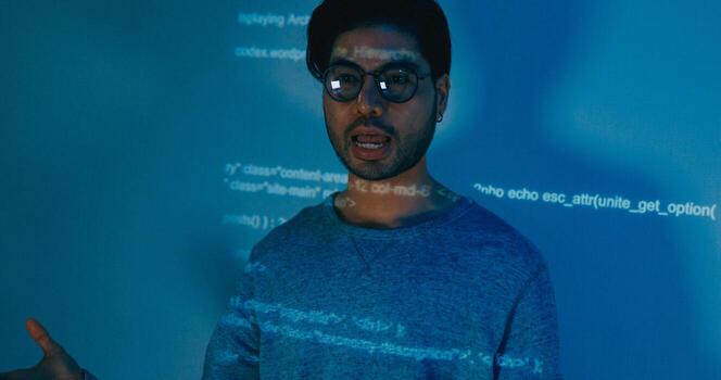 Asia masculino software desarrolladores mentor líder gerente hablar estrategia plan a ejecutivo escribir rápido ai larva del moscardón eso aplicación programa nómada, diseñador, datos centro. saliente diapositivas foto