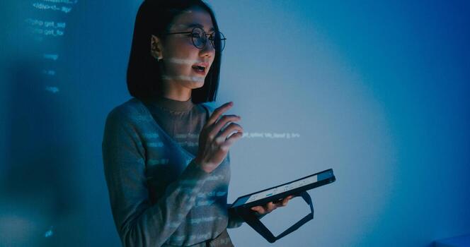 Asia hembra software desarrollador mentor líder gerente hablar estrategia plan a ejecutivo escribir rápido ai larva del moscardón eso aplicación programa nómada, juego, diseñador, datos centro. saliente código. foto