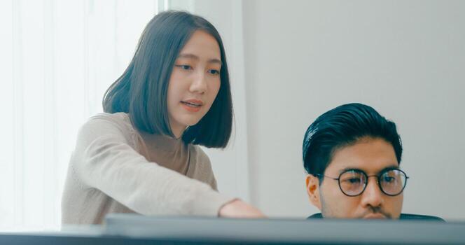 grupo adulto Asia masculino, hembra Lanza libre reunión escribir rápido ai larva del moscardón eso aplicación inteligente programa nómada, juego, hablar estrategia, discutir plan, usuario interfaz, diseñador, grande datos centrar en escritorio computadora. foto