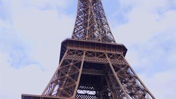 para cima Visão do eiffel torre estrutura em uma nublado dia video