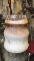 la glace café latté avec crème étant versé dans il montrant le texture et rafraîchissant Regardez de le boire, avec une nettoyer Contexte. video