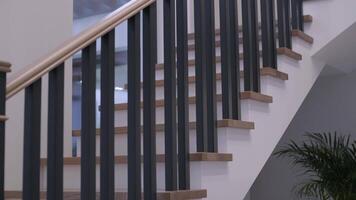 un' serie di elegante, cilindrico pendente luci con un' tratteggiata modello cascata leggero attraverso loro perforazioni, la creazione di un' giocoso e incantevole ambiance nel un' moderno tromba delle scale 3 video