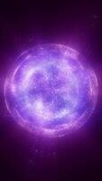 espumoso púrpura cósmico esfera con reluciente partículas radiante exterior, representando un luminoso celestial objeto en espacio video