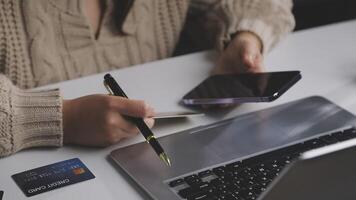 på vilket sätt till skaffa sig satte igång med en kreditera kort video