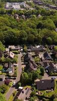 een antenne visie van een buitenwijk buurt met bomen en huizen video