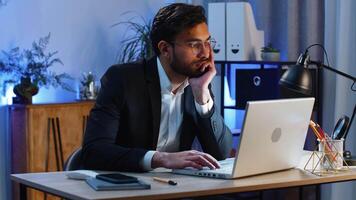 cansado indio empresario sensación preocupado acerca de financiero problema, estrés a hogar oficina lugar de trabajo. indio persona de libre dedicación corredor hombre frustrado pensando de dinero deuda, presupuesto pérdida, bancarrota. exceso de trabajo video