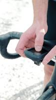 cyklist justerar navigering dator innan maraton lopp. han checkar enhet inställningar och förbereder mentalt på de startande område innan de lång rida. video