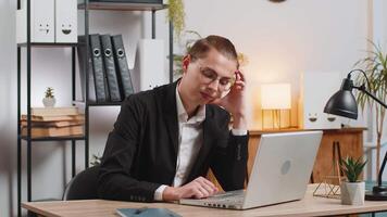 cansado caucásico empresario pensativo empleador tomar descanso después ordenador portátil trabajo a hogar oficina. preocupado hombre chico preocupado fracaso dificultades estrés bancarrota pensar negocio problema solución malo noticias. video