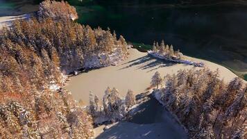 Wunderschoener blick auf guarida eibsee und morir isla de Braxen estoy invierno. der ver liegt directo inferior der Zugspitze, países alemanes hoechstem iceberg, ein paraísos naturales en der región garmisch-partenkirchen. video