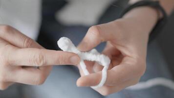 un de cerca de experto manos creando intrincado tejer patrones con suave, vibrante hilo y un vistoso gancho, exhibiendo el esencia de creatividad y artesanía en hecho a mano Arte video