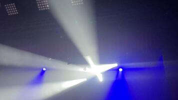 ein mächtig Licht Strahl durchbohrt das dunkel Umfeld, Erstellen ein auffällig visuell bewirken und verbessern das Ambiente von das Szene video