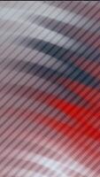 verticale dinamico animazione con diagonale Linee nel grigio, rosso, e bianca, la creazione di un' visivamente stimolante astratto sfondo movimento. video