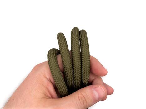 verde cámara Correa en el formar de un cuerda en un blanco antecedentes parte superior ver despellejar laico foto