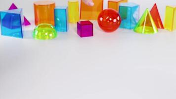 en sekvens som visar händer interagera med färgrik 3d geometrisk former på en vit yta, highlighting pedagogisk och lekfull element video