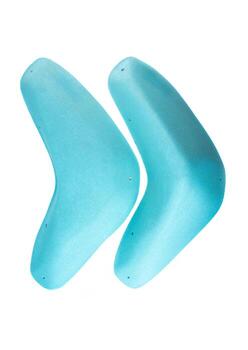 dos azul texturizado apretones con angular triangular diseño para interior boulder y formación paredes, aislado en blanco antecedentes para alpinismo gimnasios. foto