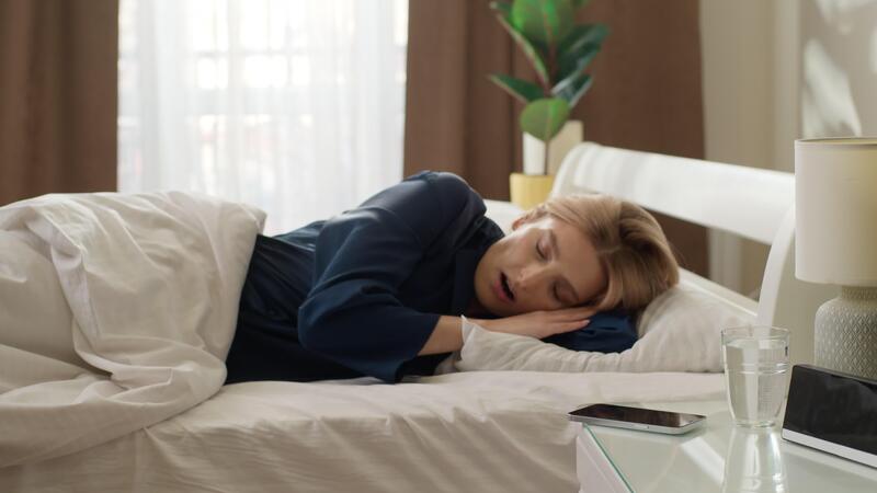 Illustration of different urine colors showing how darker urine can be more concentrated