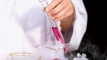 cientista condutas experimentar com seco gelo e taça video