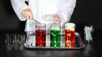 skapande skum med torr is och färgad vätskor video