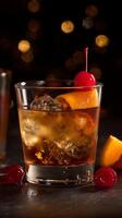 un refrescante cóctel con Cereza y naranja adornar en un oscuro antecedentes. foto