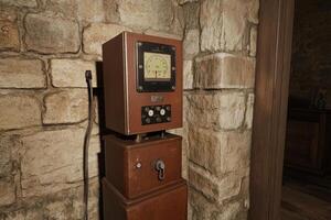 un de madera caja con un reloj en eso foto
