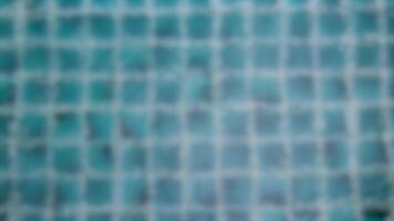 regndroppar skapa krusningar på en kaklade slå samman yta, fångad i en lugn, suddig sekvens video