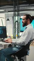 vertical eso especialista usos ai neural redes para datos compartiendo y digitalización, trabajando en un multinacional empresa con automatización herramientas. artificial inteligencia modelos para negocio éxito. cámara una. video