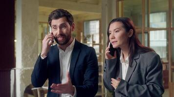 preocupado nervoso multiétnico o negócio mulher homem falar Móvel telefone chamadas resolução problemas estresse escritório gritar gritando coreano empresária caucasiano homem de negocios mudando dando smartphones cliente acordo video