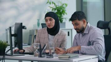 två muslim företag team i kontor arbetssätt islamic grupp indisk medarbetare arab kollegor diskutera problem dålig data information problem svårighet diskutera arbete med dator uppkopplad börja papper video