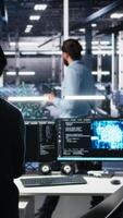 Vertikale Programmierer eintreten Server Zimmer Büro, mit ai zu Rezension Infrastruktur Diagnose. es Administrator im Daten Center hoch Technik Einrichtung Analysen Performance Daten mit künstlich Intelligenz Technik, Kamera ein video