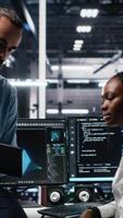 vertikal data Centrum teknik team medlemmar samarbetande på neuralt nätverk programvara utveckling. server nav medarbetare genomförande maskin inlärning teknologi i arbetsplats, kamera en video