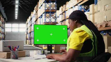 lager arbetstagare i en Hej vis väst användningar kopia Plats visa med frakt programvara teknologi, förpackning system och lager förvaltning verktyg. automatisering i e-handel logistik. kamera a. video