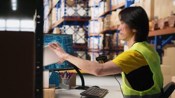 asiatique Personnel membre en utilisant artificiel intelligence à analyse livraison Étiquettes, enregistrement codes-barres avec expédition détails avec ai soutien cerveau automatisation. commerce électronique avec virtuel aider. caméra b. video