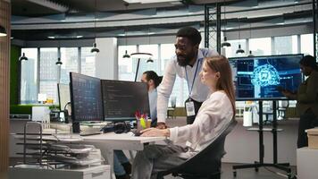 glad börja chef nöjd med framsteg oj junior dev inlärning på vilket sätt till använda sig av maskin inlärning tech. team ledare håller på med näve stöta med internera i kontor, nöjd med arbete Gjort, kamera en video