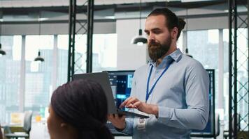 sistema administrador dentro escritório em desenvolvimento Programas formulários, integrando ai dirigido automação dentro operações. isto especialista usando computador portátil, depuração formulários para resolver problemas, Câmera uma video