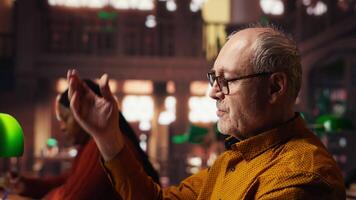 ervaren Mens repeteren een theater script in een stil bibliotheek, aan het studeren lijnen met inzet en emotie en beoefenen karakter ontwikkeling voor rol voorbereiding. acteren vaardigheden. camera b. video