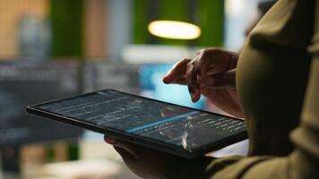 stänga upp av ingenjör använder sig av läsplatta till skriva koda, utvecklande maskin inlärning apis. den professionell felsökning programvara fel och fel använder sig av artificiell intelligens, kamera en video