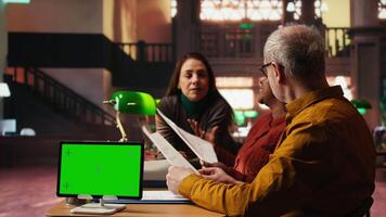 verschillend artiesten team voorbereidingen treffen voor theater Speel met groen scherm, beoefenen script en dialoog lijnen met discipline en passie. ontwikkelen hun tekens met liefde voor toneel spelen. camera a. video