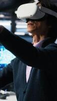 vertical programador utilizando vr gafas de protección en datos centro, codificación con asistencia. eso especialista utilizando virtual realidad, apalancamiento artificial inteligencia grande idioma modelo a resolver tareas, cámara un video
