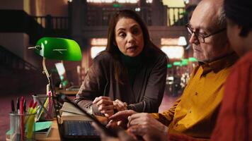 multietnico colleghi squadra scrittura classe Appunti a il biblioteca, studiando e lettura nel il Università città universitaria. Lavorando insieme su apprendimento e preparazione per loro diploma tesi. telecamera un. video